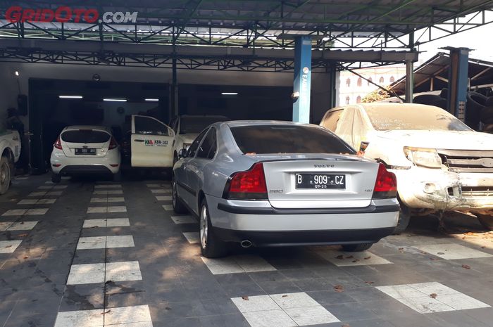 Suasana di bengkel KJS Motor.