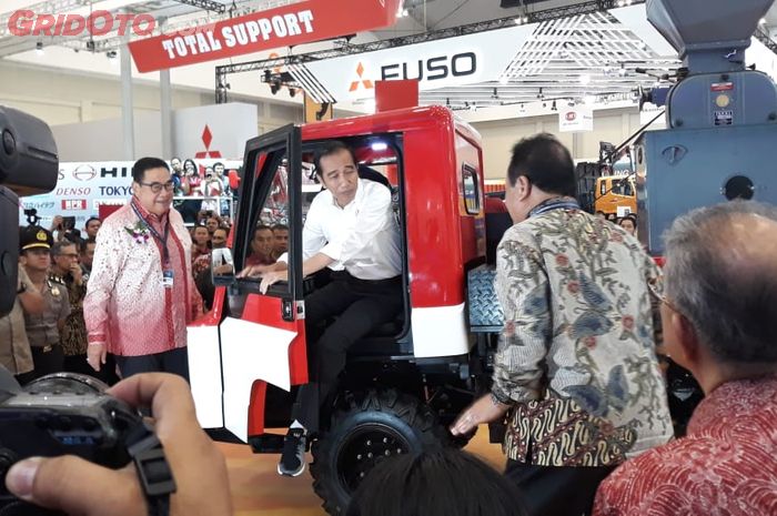 Presiden Jokowi saat coba menaiki AMMDes