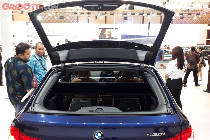 BMW 5 Series Touring Bagian Belakang