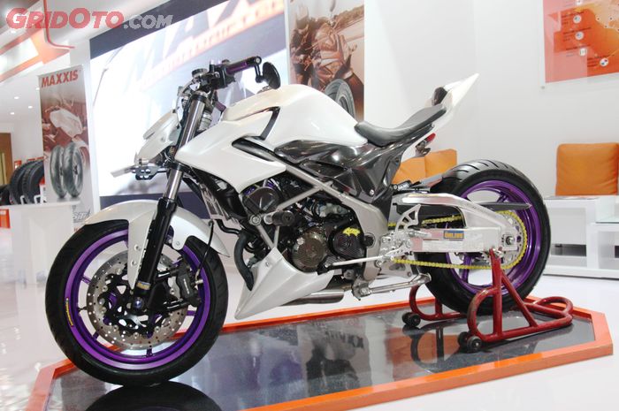 Dijejali Kaki-kaki Moge, Honda CB150R Dengan Buntut Buntung Jadi Begini