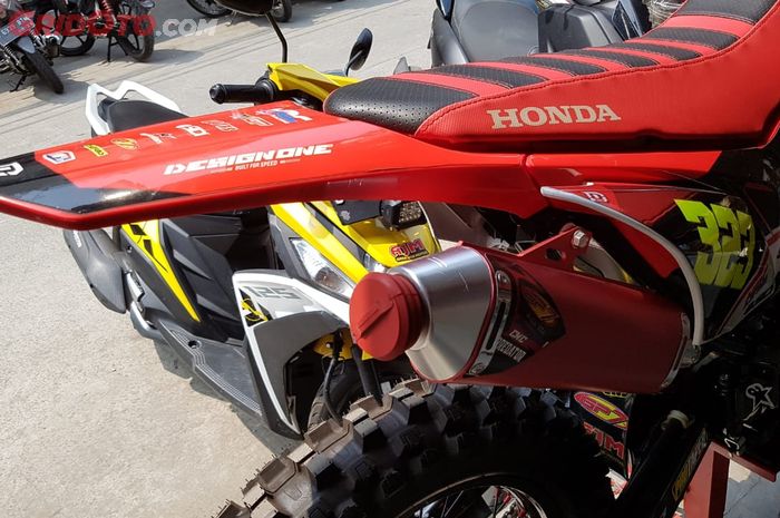 Knalpot merek GP7 terpasang di Honda CRF150