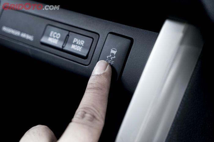 Di beberapa mobil fitur traction control ini bisa dimatikan dengan menekan sebuah tombol