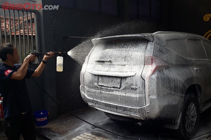 Ilustrasi cuci mobil