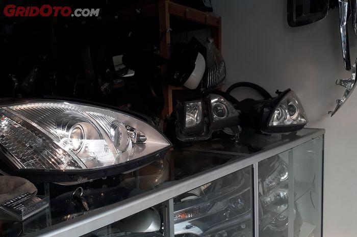 Ilustrasi Lampu Mercedes-Benz S Class yang Bening