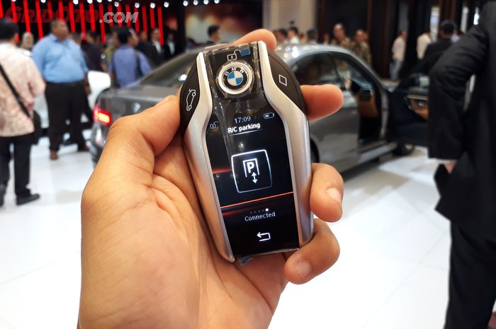 Fitur Remote Parking Pada BMW Display Key