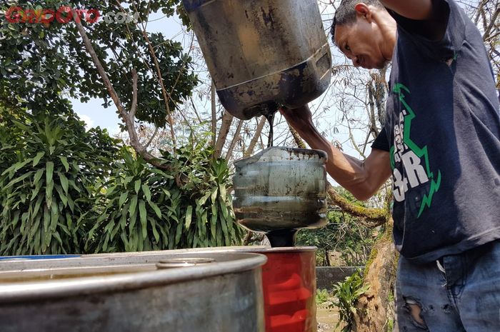 Pengepul oli bekas yang ditemui GridOto.com di Bogor, Jawa Barat