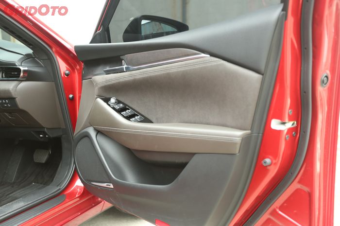 Desain panel pintu Mazda6 Elite Estate lebih dinamis berkat penggunaan Ultrasuede
