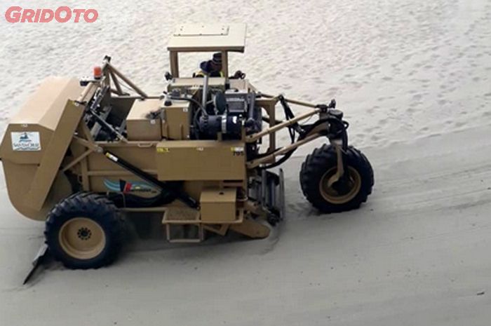 Mobil unik yang bisa merapikan pasir pantai