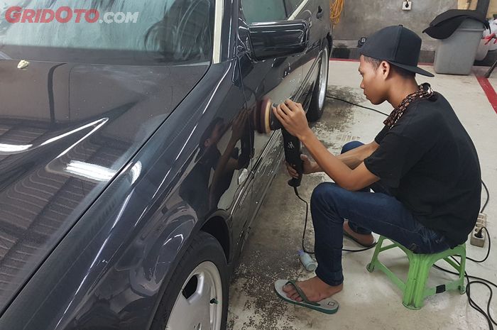 Proses hilangkan baret halus dan jamur di ShowCar Garage Pluit