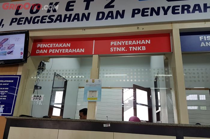 Setelah bayar pajak motor, STNK Kamu akan diambil di loket penyerahan STNK