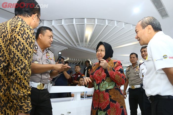Walikota Surabaya, Tri Rismaharini bersama Julian Noor, Chief Executive Officer Adira Insurance saat
