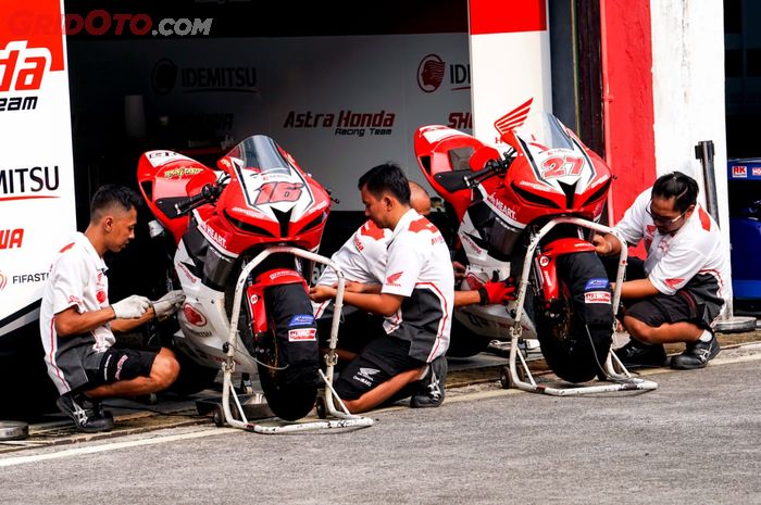 Kru dari tim Astra Honda Racing Team (AHRT) terlihat kompak menggunakan sepatu merek Asics