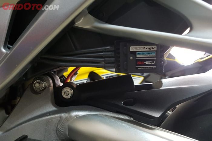 Modul quickshifter terpasang di motor