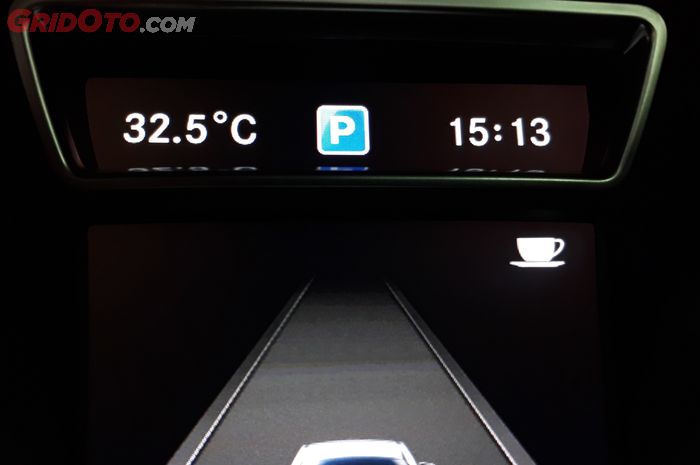 Fitur Parking Assist Mercedes-Benz CLA 200 yang Aktif Ditampilkan di Layar MID