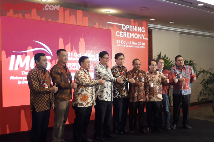 Airlangga Hartarto, Menteri Perindustrian Indonesia beserta petinggi Asosiasi Sepeda Motor Indonesia (AISI) saat opening ceremony IMOS 2018