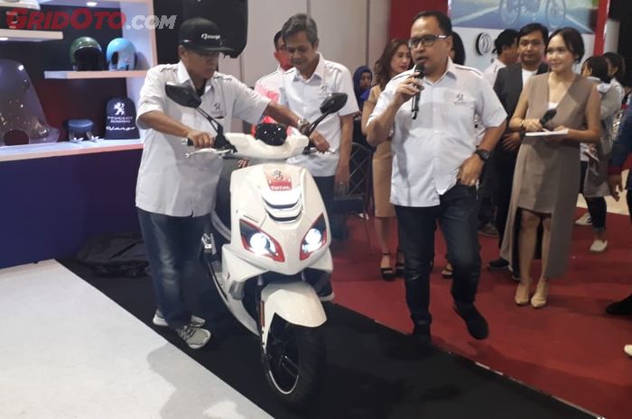 Satya Saputra, President Director &amp; CEO Peugeot Motorcycles Indonesia bersama Speedfight R Cup