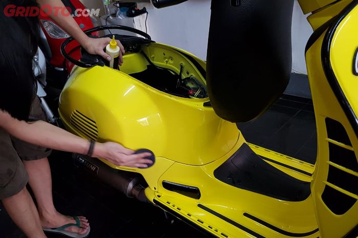 Proses detailing bodi motor dengan cat metallic