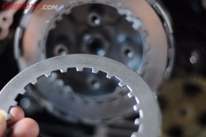 Ilustrasi plat kopling motor bekas