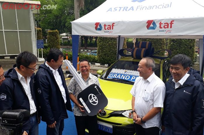 Penyerahan grand prize oleh Astra Financial ke pemenang