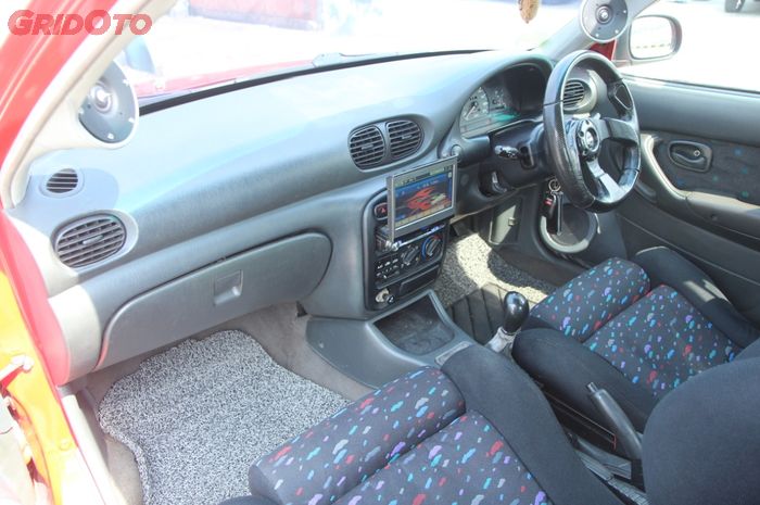 Interior khas mobil '90-an