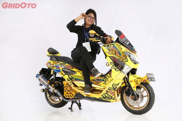 Evi Tamala Berpose dengan Yamaha NMAX Miliknya