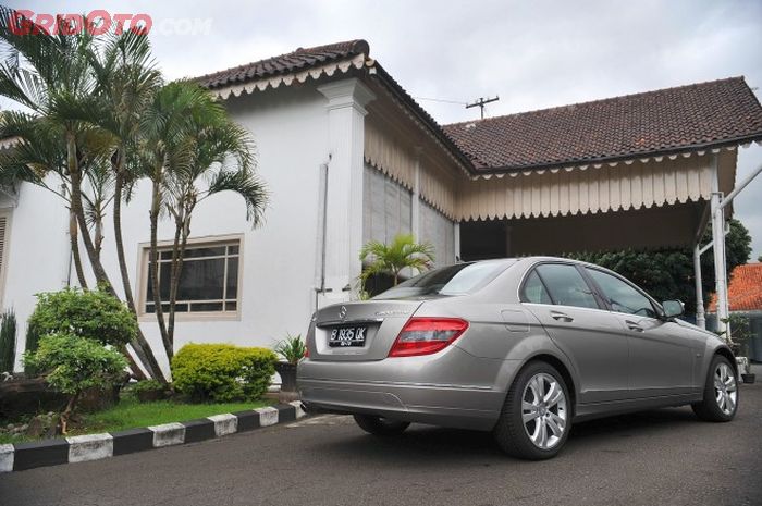 Bagian belakang Mercedes-Benz C200 2008