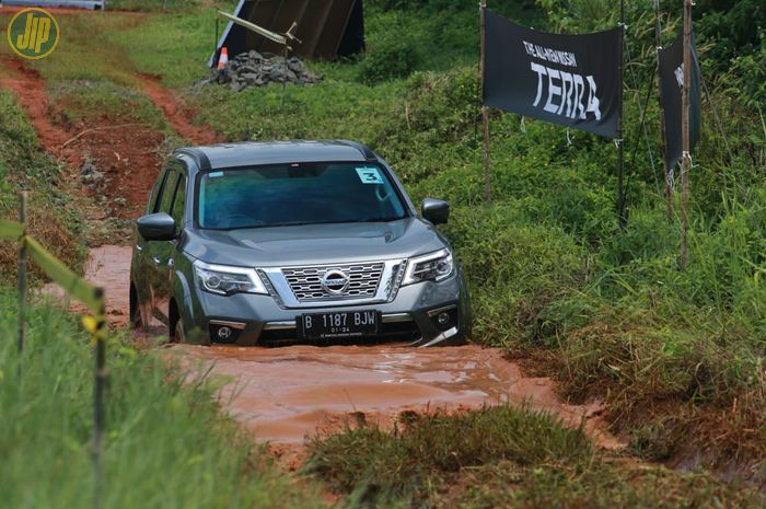 Mencoba kapabilitas NIssan Terra di medan off-road