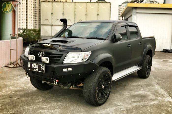 Toyota Hilux 4x4 A/T tampil sangar ngalahin mobil patwal