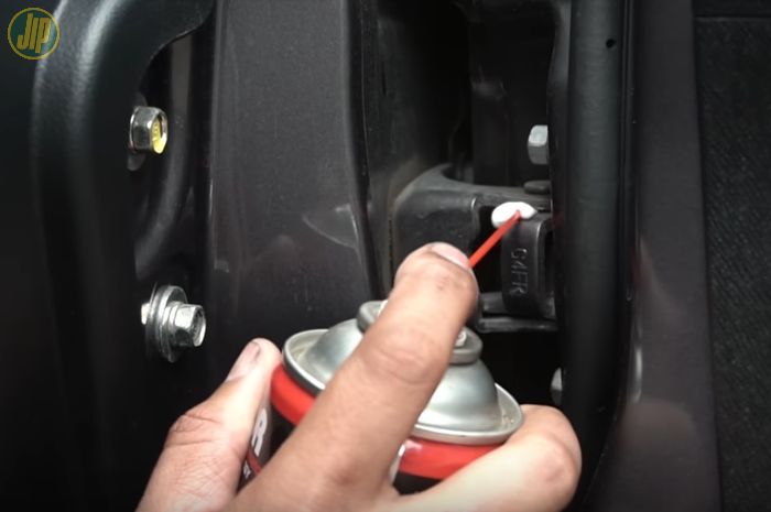 Engsel pintu mobil disemprot silicon spray