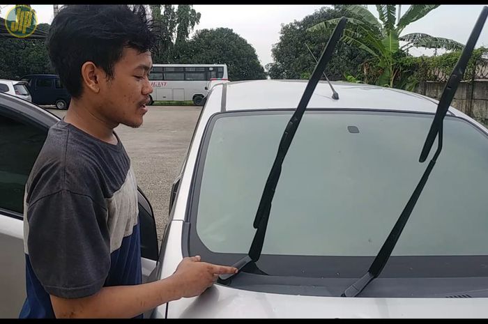 Ilustrasi wiper mobil diangkat saat parkir di tempat terik