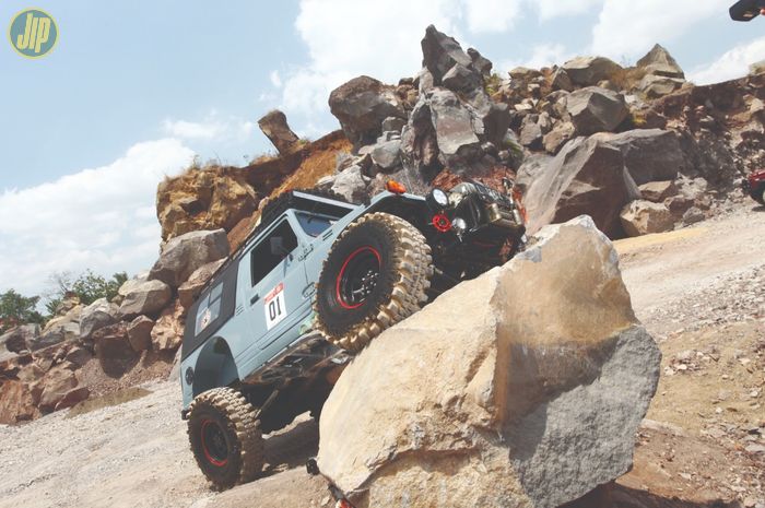 Gokil, Suzuki Jimny Ini Dipasangkan Mesin Jeep Cherokee - GridOto.com