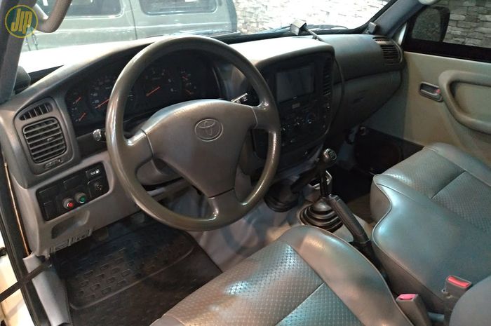Toyota Land Cruiser VX105 ini lebih unik lagi karena memiliki setir kiri.