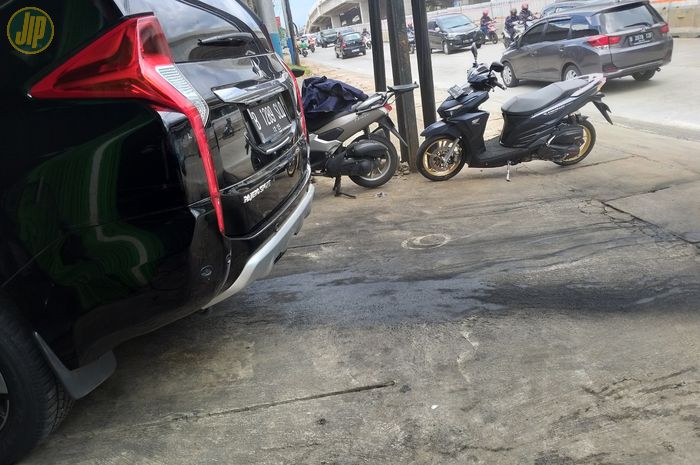 Asap hitam knalpot mesin diesel