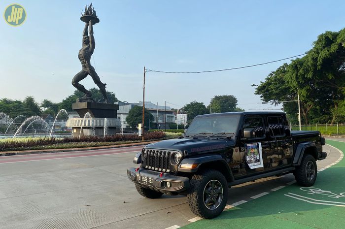 Jeep Gladiator dalam Holiday Fun Drive di Jakarta