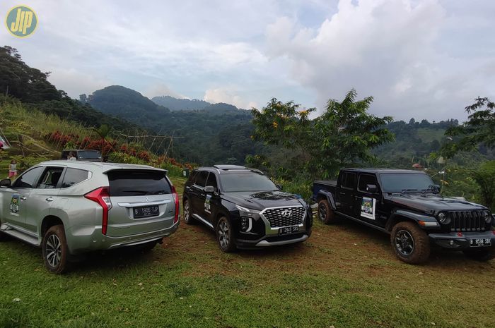 Kendaraan 4x4 Holiday Fun Drive 2022 pergi camping bareng di Indian Hills.