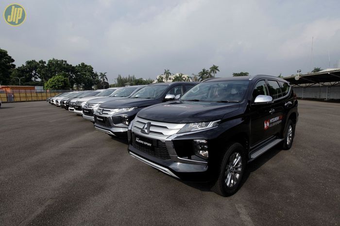 12 Unit kendaraan Mitsubishi yang akan diserahkan ke 12 SMK di Indonesia.