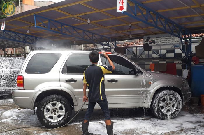 Ilustrasi mencuci mobil di car wash