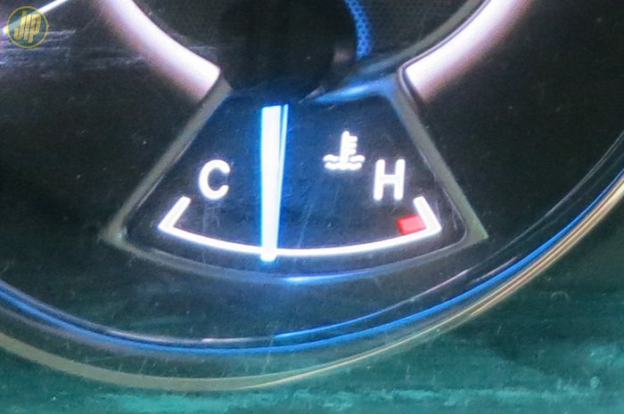 Ilustrasi Indikator suhu mesin mobil