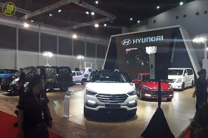 Line up Hyundai pada pameran di Kemayoran, Jakarta Pusat