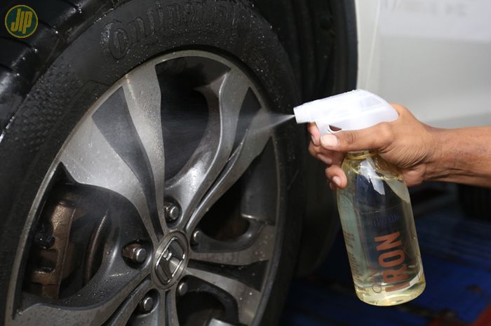 Cara membersihkan pelek mobil