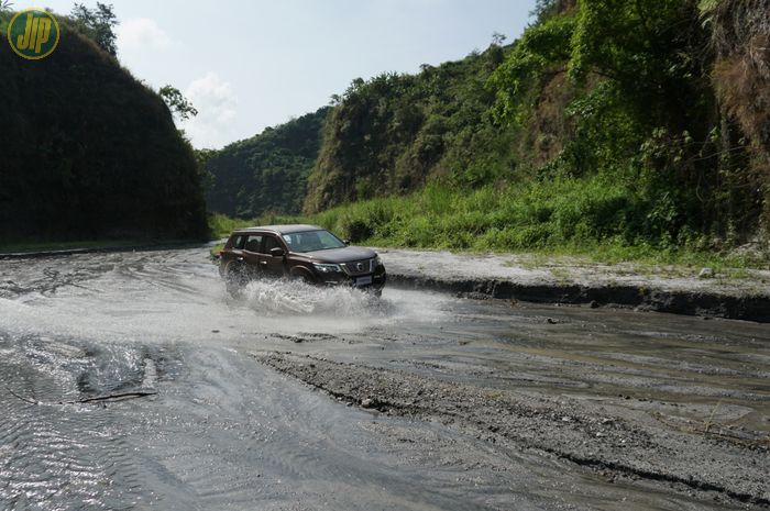 Nissan Terra saat menyusuri sungai di Filipina
