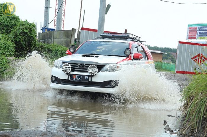 Toyota Fortuner pakai gaya rally look