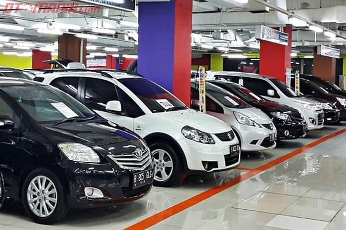 Suasana showroom mobil bekas.