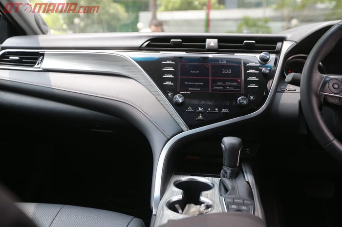 Tampilan dashboard Camry Hybrid