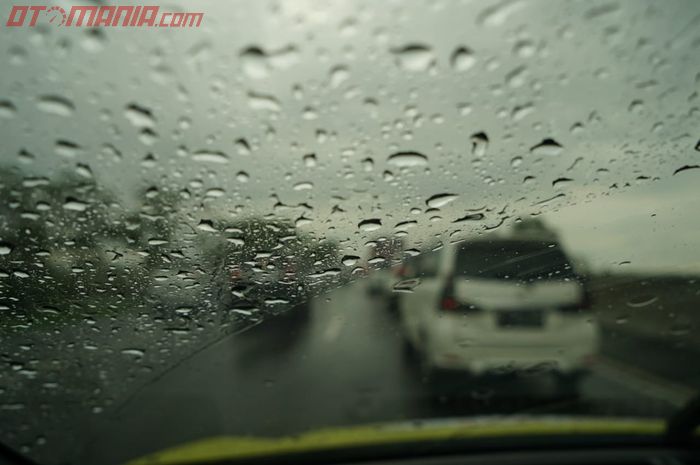 ilustrasi Berkendara di Musim Hujan