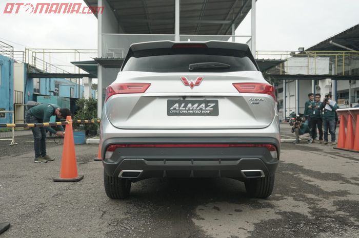 Tampak Belakang Wuling Almaz