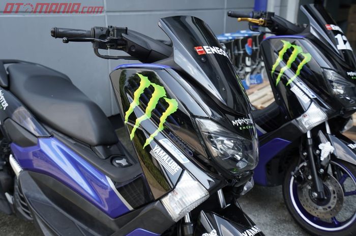 Motor paddock tim Monster Yamaha di tes pra musim Sepang, Malaysia
