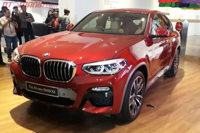 The All-new BMW X4 terlihat lebih sporty.