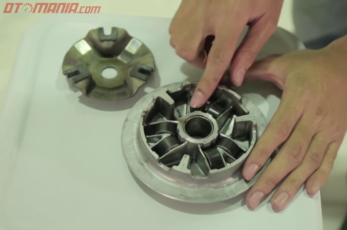 Ilustrasi pemasangan roller cvt motor matic