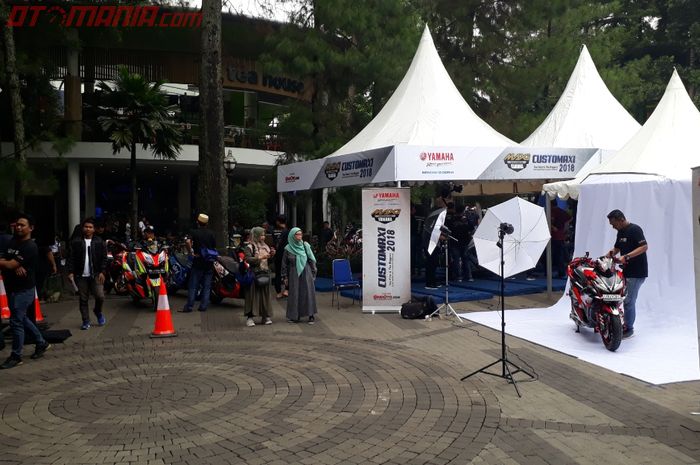 Suasana jelang final Customaxi Yamaha 2018/2019 di Cihampelas Walk, Bandung.